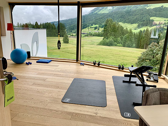 &bdquo;Br&uuml;&uuml;ge&ldquo;-Multifunktionsraum mit 180&deg; Bergpanorama  im Genuss- & Aktivhotels Sonnenburg im Kleinwalsertal (&copy;Foto: Anke Sieker)